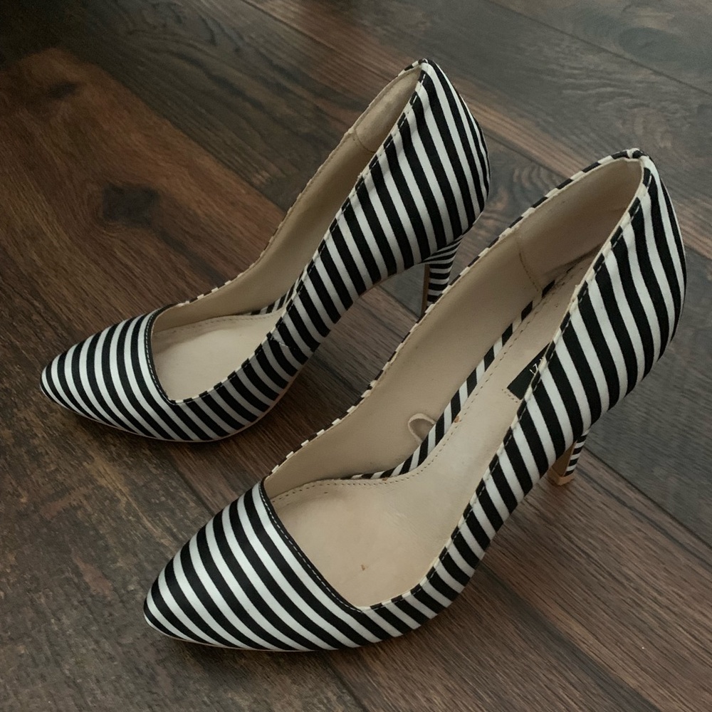 Striped black and white high heel pumps stilettos